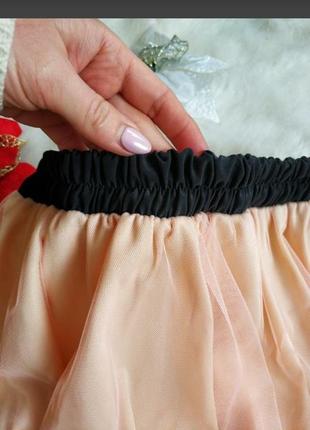 Шикарная новая персиковая юбка с сеткой и черной окантовкой4 фото