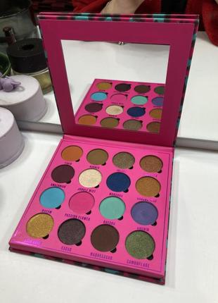 Makeup obsession in the neon jungle eyeshadow palette