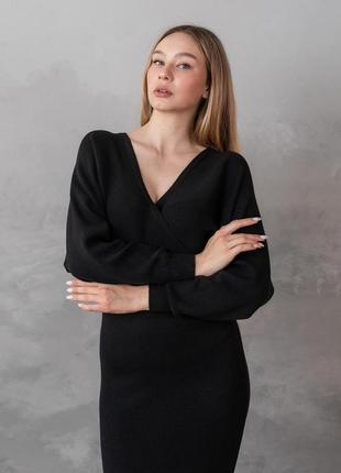 Черное женское приталенное платье - футляр с вырезом  42-464 фото