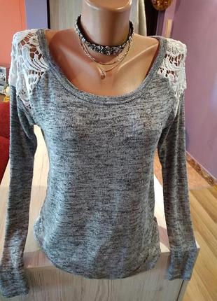 Супер свитерок,вставка шитье на плечах,очень приятный к телу.