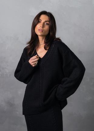 Элегантный черный свитер - оверсайз с глубоким вырезом  42-461 фото