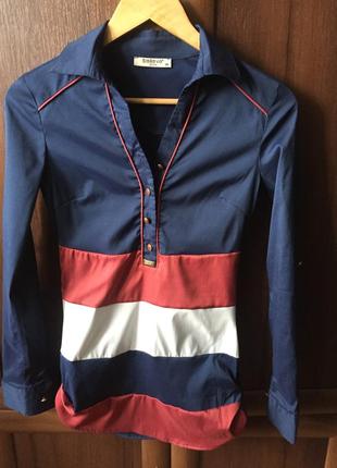 Стильна сорочка в смужку.