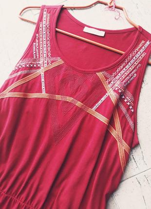Красное летнее платье с геометрической вышивкой2 фото