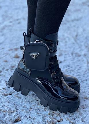 Демисезонні жіночі черевики з кишенею прада prada. натуральна шкіра. колір чорний глянцевий та матовий