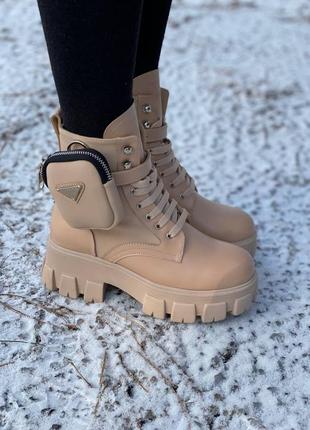 Демисезонні жіночі черевики з кишенею прада prada. натуральна шкіра. колір бежевий
