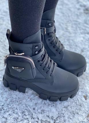 Демисезонні жіночі черевики з кишенею прада prada. натуральна шкіра. колір чорний, матовий