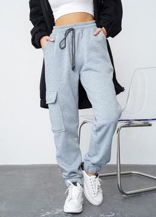 Светло-серые брюки карго с накладными карманами1 фото