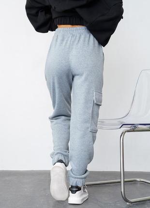 Светло-серые брюки карго с накладными карманами3 фото