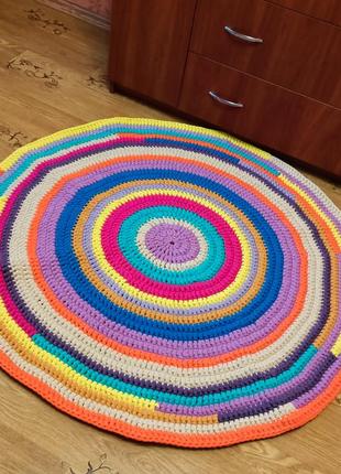 Круглий в'язаний килим килимок