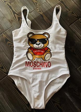 Слитный белый купальник с принтом медведик от moschino6 фото