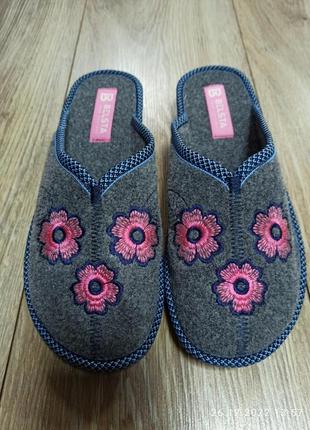 Шльопанці ляпанці тапочки жіночі белста закриті войлок