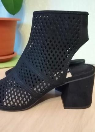 Босоніжки stradivarius 41 розмір 26 см