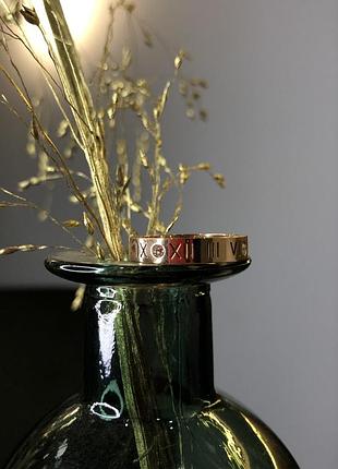 Кольцо с римскими цифрами со вставками циркония, не темнеет