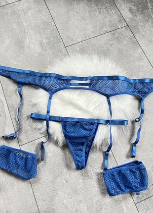 Сексуальный комплект нижнего белья: трусики, пояс, подвязки в синем цвете