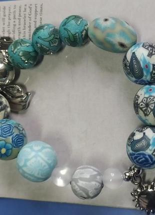 Браслет из прорезиненных бусин на худи ручку