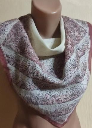 Вовняна хустка з квітковим принтом.