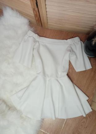 Блуза белая с открытыми плечами
