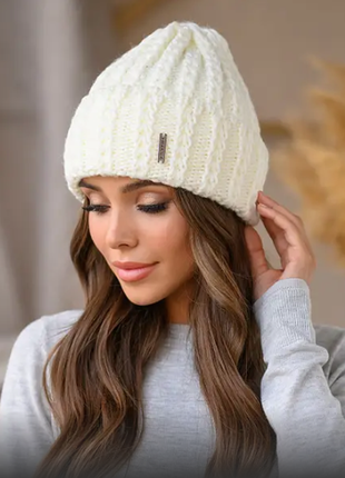 Тепла класична шапка молочна