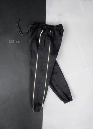 Мужские черные с белыми полосками теплые спортивные штаны на флисе с резинками  зауженые спортивки1 фото