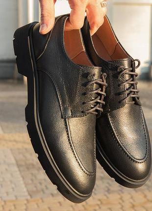Черные мужские туфли - легкая и удобная обувь