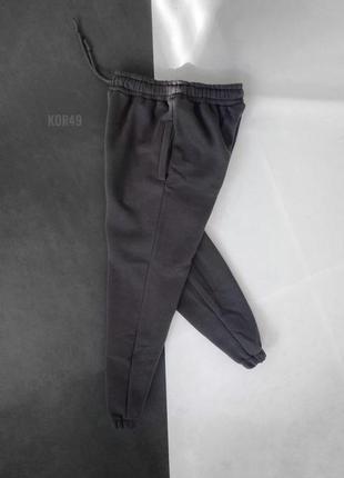 Чоловічі темно-сірі теплі спортивні штани на флісі з гумками звужені споривки чудової якості1 фото