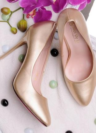 Золотистые туфли на шпильке