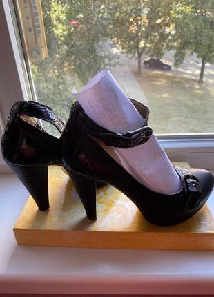 Туфли на каблуке черные с ремешком на щиколотке8 фото