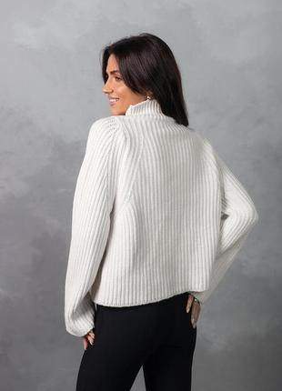 Молодежный женский свитер молочный, укороченный, прямого фасона 42-463 фото