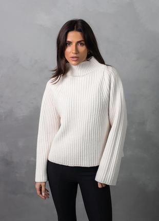 Молодежный женский свитер молочный, укороченный, прямого фасона 42-462 фото