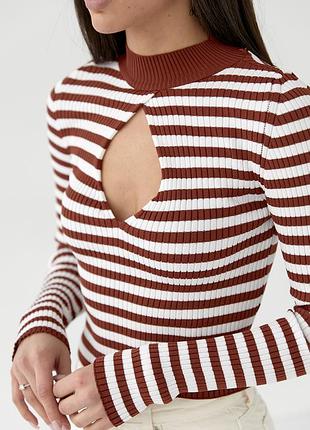 Полосатая водолазка с вырезом, коричневая - арт. 19912 фото