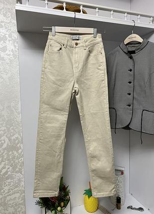 Бежевые джинсы момы primark