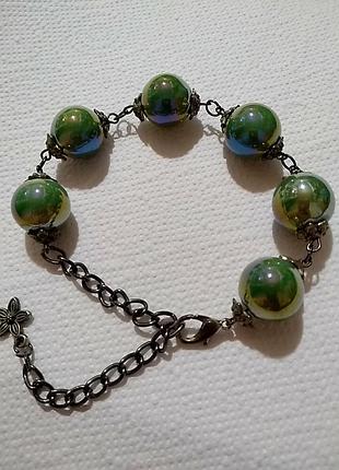 Браслет из тяжёлых стеклянных бусин на цепочке.