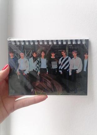 Блокнот stray kids на пружине 48 листов клетка