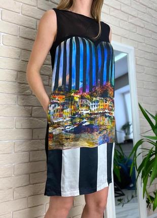 Шелковое платье в полоску с рисунком города на молнии5 фото