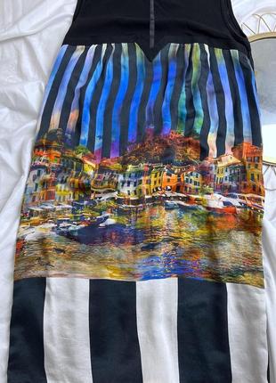 Шелковое платье в полоску с рисунком города на молнии4 фото