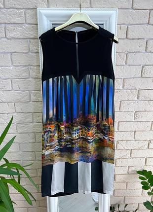 Шелковое платье в полоску с рисунком города на молнии3 фото