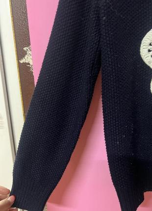 Теплый свитер темно-синего цвета с ромашкой4 фото