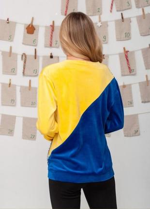 Желто-голубой велюровый свитшот декорированный пайетками3 фото