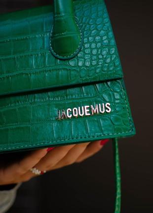 Стильная маленькая сумка через плечо jacquemus зелёная9 фото