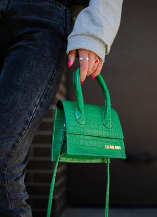 Стильная маленькая сумка через плечо jacquemus зелёная8 фото