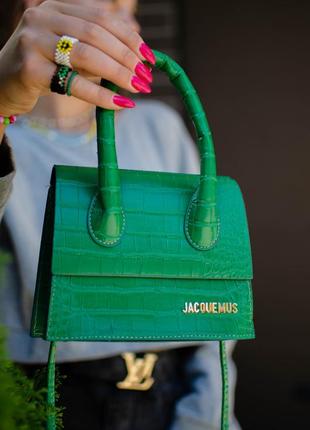 Стильная маленькая сумка через плечо jacquemus зелёная5 фото
