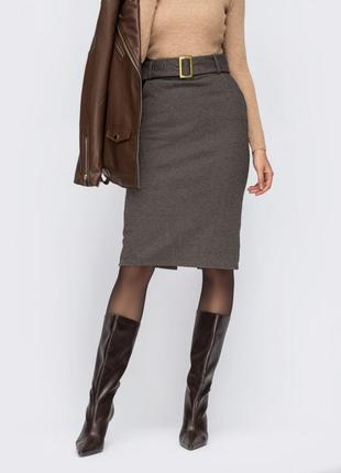 Стильная юбка-карандаш с карманами по бокам и шлицей