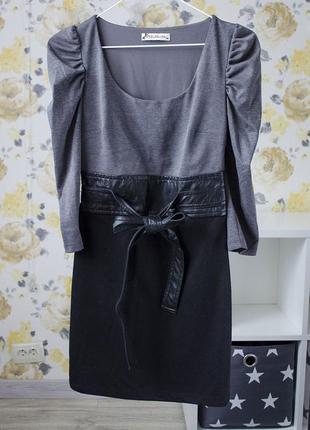 Трикотажное платье с поясом "под кожу"