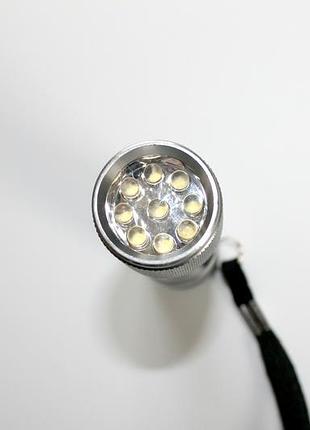 Металлический ручной фонарик на батарейках