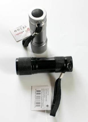 Металлический ручной фонарик на батарейках