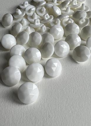 Ґудзик блузочнийтрикутні грані на ніжці молочний 13мм пластик