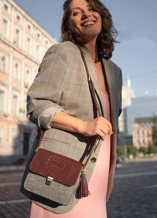 Жіноча фетрова сумка через плече з шкіряними бордовими вставками бохо сумка меседжер крос-боді8 фото