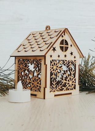 Новогодний домик с подсветкой led. деревянный домик с подсветкой.декор снежинки.2 фото