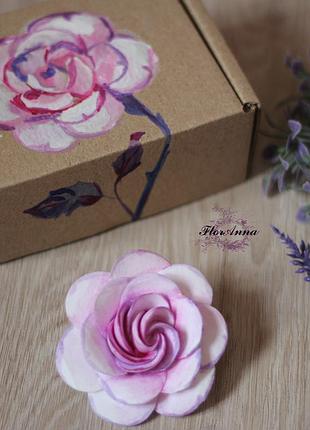 Заколка ручної роботи з квіткою "бузкова троянда з розписом"