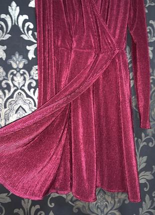 Вельветовое платье с вырезом для ноги и груди.2 фото
